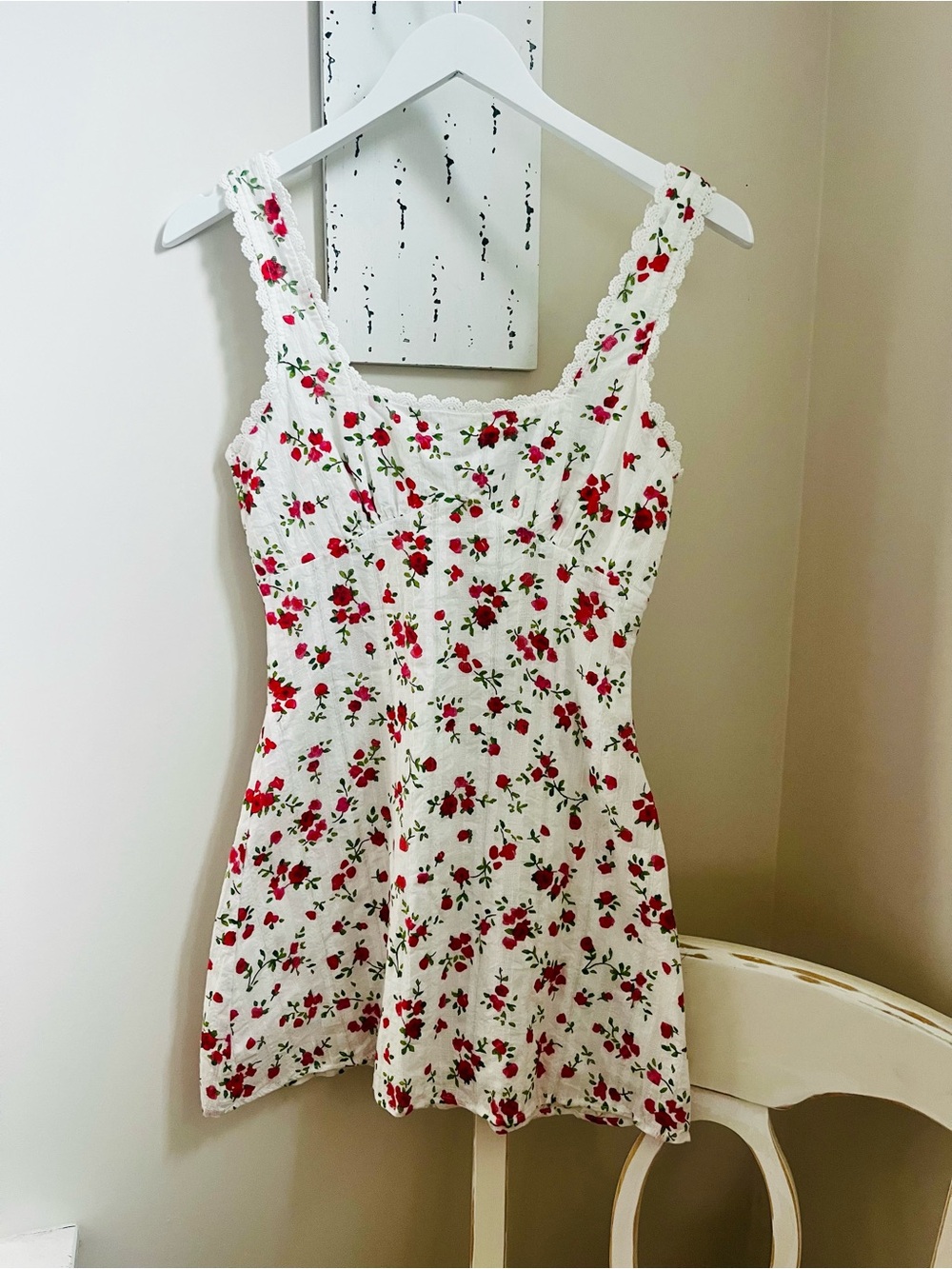 Princess Polly Dasha Sleeveless White Floral Mini Dress with Red Roses; Size 4 - Picture 2 of 7